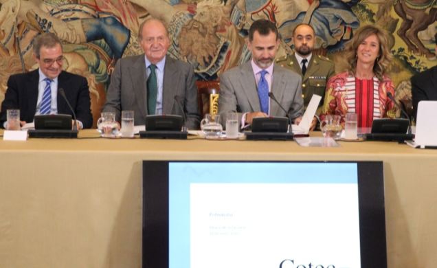 Sus Majestades los Reyes Don Felipe y Don Juan Carlos en la reunión del Patronato de Cotec